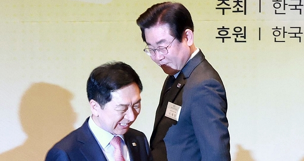 국민의힘 김기현 대표(왼쪽)와 더불어민주당 이재명 대표가 6일 서울 중구 한국프레스센터에서 열린 67회 신문의 날 기념식에 참석해 축하떡 자르기를 위해 자리를 찾아 이동하며 엇갈리고 있다 (사진=연합뉴스)