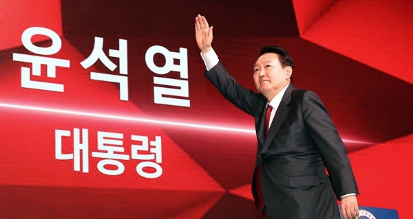 윤석열 대통령이 지난달 8일 국민의힘 제3차 전당대회에서 축사에 앞서 인사하는 모습 (사진=연합뉴스)