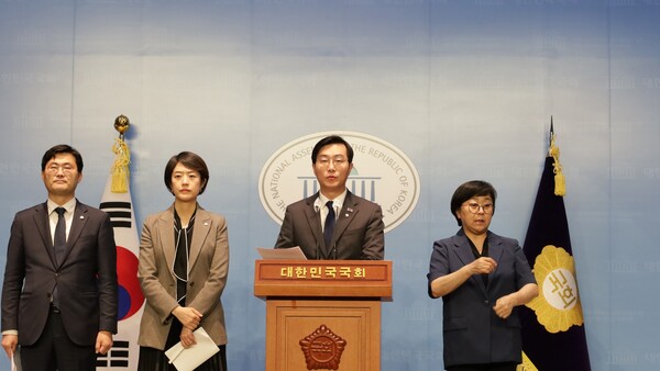 더불어민주당 과방위 소속 장경태 의원이 13일 국회 소통관에서 박성중 국민의힘 의원 주장에 반박하는 기자회견을 하고 있다 (사진=장경태 의원 페이스북)