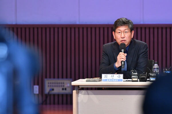 13일 서울 여의도 KBS 아트홀에서 열린 '수신료 이슈 관련 기자간담회'에서 최선욱 KBS 전략기획실장이 발언을 하고 있다. (사진=KBS)