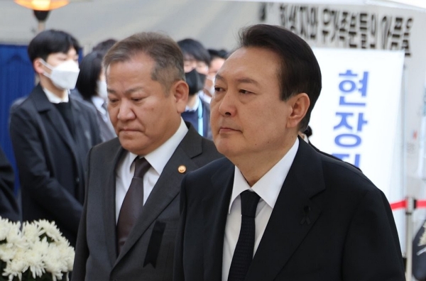 윤석열 대통령이 지난해 11월 3일 오전 서울광장에 마련된 이태원 참사 합동분향소에서 조문을 마친 뒤 이동하고 있다. 왼쪽은 이상민 행정안전부 장관. 