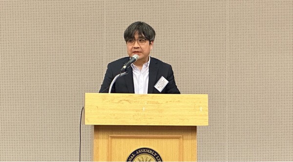 김위근 퍼블리시 최고연구책임자가 18일 열린 '포털뉴스와 언론의 자유' 토론회에서 발제를 하고 있다.(사진=미디어스)