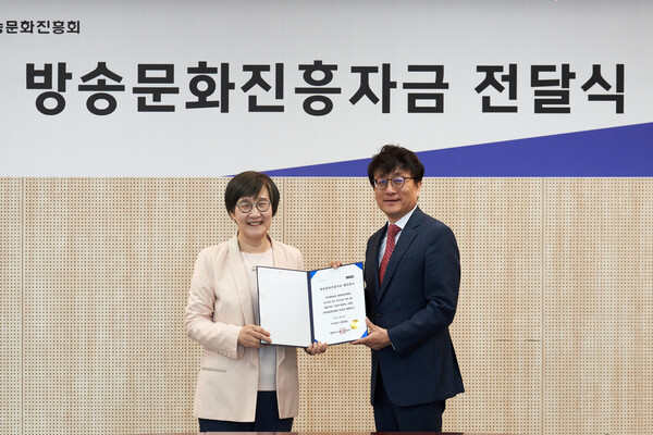 안형준 MBC 사장이 20일 권태선 방문진 이사장에게 ‘방송문화진흥자금 출연증서’를 전달하고 있다.(사진=MBC)