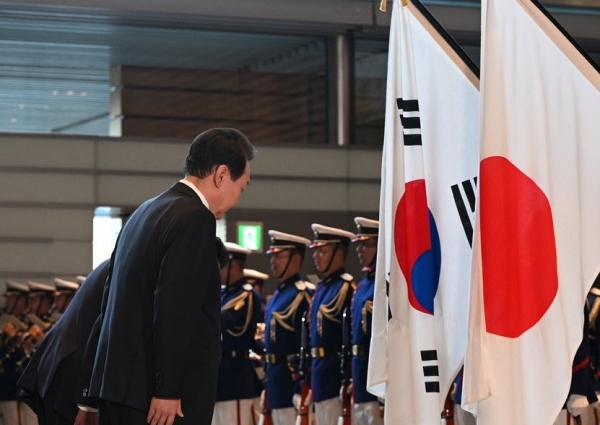 윤석열 대통령이 지난달 16일 오후 일본 도쿄 총리 관저에서 기시다 후미오 총리와 의장대 사열을 하며 양국 국기에 예를 갖추고 있다 (사진=연합뉴스) 