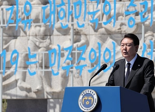 윤석열 대통령이 19일 서울 강북구 수유동 국립4·19민주묘지에서 열린 제63주년 4·19혁명 기념식에서 기념사를 하고 있다 (사진=연합뉴스)