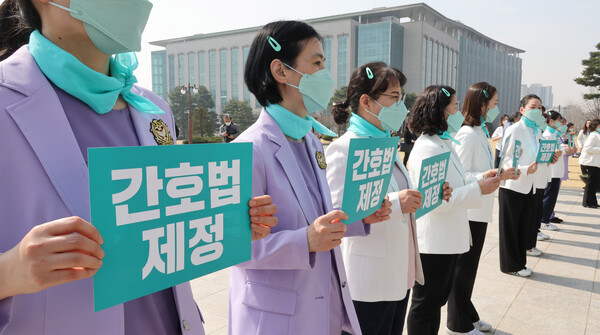 노인 돌봄 폐해에 대한 개선 방법으로 간호법 제정이 시급함을 알리는 기자회견이 지난달 22일 오전 서울 여의도 국회 본관 앞에서 대한간호협회와 간호법 제정 추진 범국민운동본부 주관으로 열리고 있다.(사진=연합뉴스)