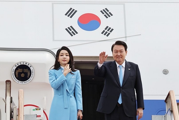 미국을 국빈 방문하는 윤석열 대통령과 배우자 김건희 씨가 24일 성남 서울공항에서 공군 1호기에 탑승, 환송객들에게 인사하고 있다 (사진=연합뉴스)