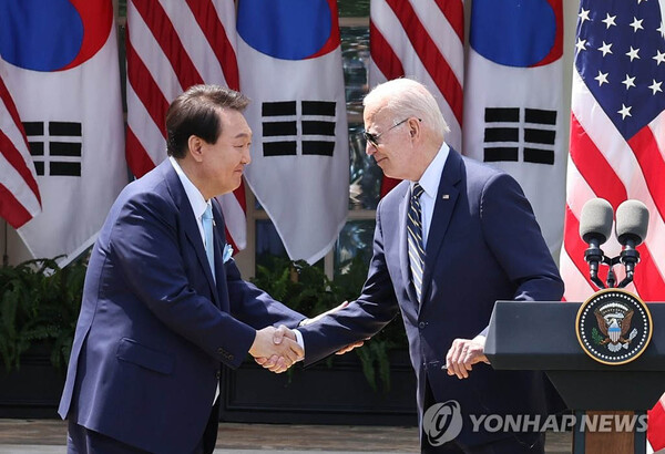 미국을 국빈 방문한 윤석열 대통령과 조 바이든 미국 대통령이 26일(현지시간) 워싱턴DC 백악관 로즈가든에서 열린 공동 기자회견에서 악수하고 있다.(연합뉴스)