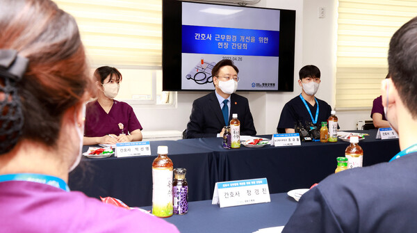 조규홍 보건복지부 장관이 지난달 26일 서울 영등포구 소재 인봉의료재단 영등포병원을 방문해 현장 간호사들을 격려하고, 근무 여건 등 애로사항을 청취하고 있다.(사진=연합뉴스)