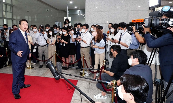 윤석열 대통령이 지난해 11월 중순까지 진행하다 중단한 출근길 약식회견 (사진=연합뉴스TV)