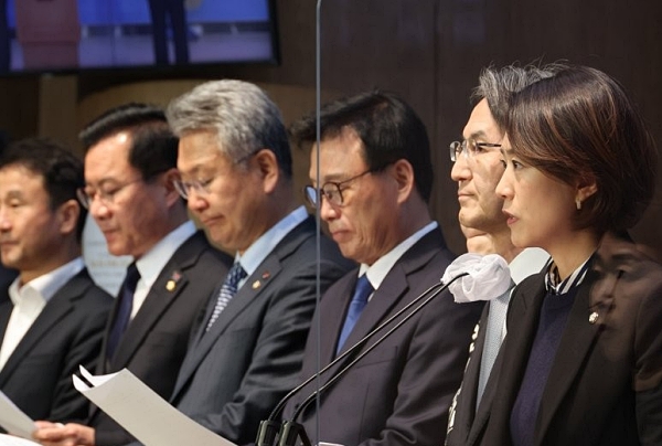 더불어민주당 언론자유특별위원회·과학기술정보방송통신위원회 소속 의원들이 서울 여의도 국회 소통관에서 '윤석열 정권의 공영방송 장악 방통위 표적수사 규탄 기자회견을 하고 있다. (사진=연합뉴스)