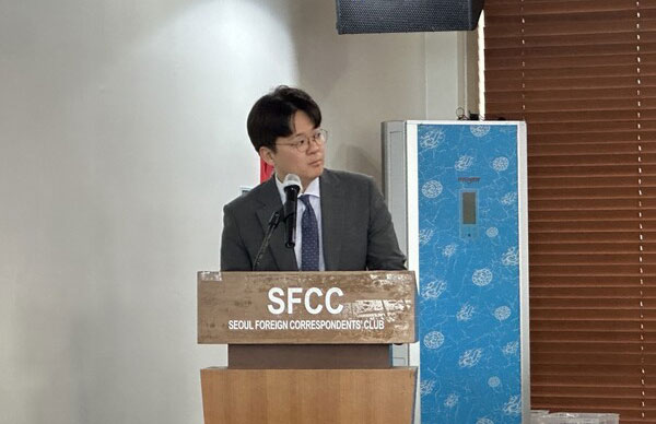 11일 한국프레스센터에서 '윤석열 정권 1주년, 추락하는 언론자유' 토론회에서 이준형 언론노조 정책협력실 전문위원이 발제를 하고 있다. (사진=미디어스)