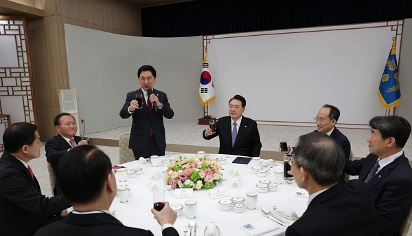 윤석열 대통령이 취임 1주년을 맞아 10일 서울 용산 대통령실에서 열린 국민의힘 지도부와의 오찬에서 국민의힘 김기현 대표의 제의로 건배하고 있다 (사진=연합뉴스)