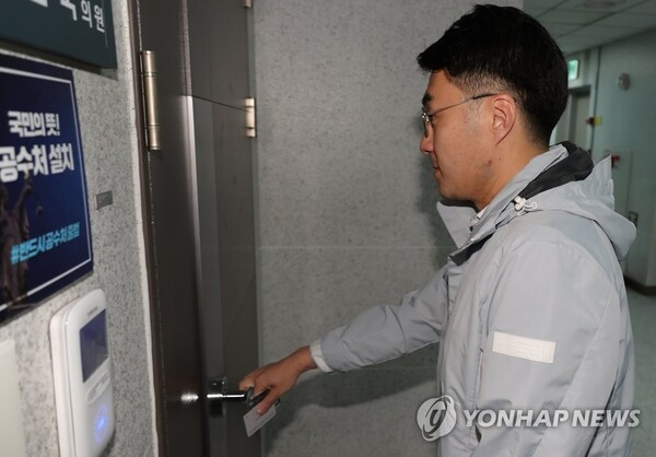 민주당 김남국 의원이 14일 오전 국회 의원실로 출근하고 있다. 김 의원은 출근 후 페이스북을 통해 탈당을 선언했다.(연합뉴스) 
