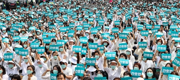 국제 간호사의 날인 지난 12일 간호사들이 서울 종로구 광화문 일대에서 열린 '2023 국제간호사의 날 기념 축하 한마당' 행사에서 구호를 외치고 있다 (사진=연합뉴스)