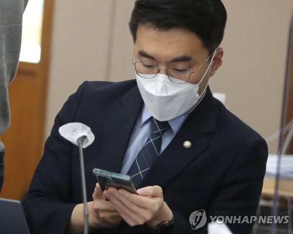 휴대전화 확인하는 김남국 의원. (사진=연합뉴스)