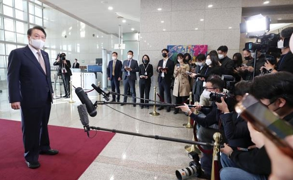 윤석열 대통령 출근길 문답 (사진=연합뉴스)