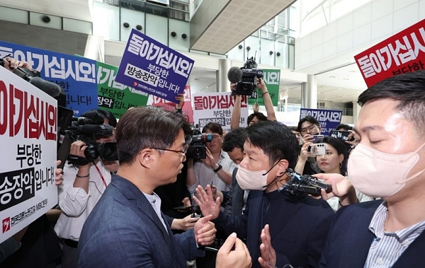 한동훈 법무부 장관의 개인정보 유출 의혹과 관련 MBC 기자 임모씨를 압수수색 중인 경찰(오른쪽)이 30일 상암동 MBC 사옥 진입을 시도하자 노조원들이 이에 항의하고 있다 (사진=연합뉴스)