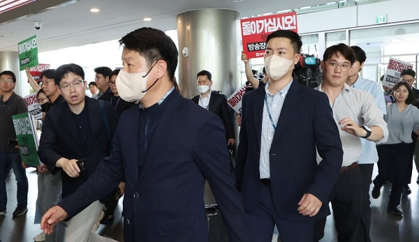 경찰이 5월 30일 한동훈 법무부 장관의 개인정보 유출 의혹과 관련해 항의하는 노조 구성원들을 뒤로 하고 MBC 사옥 진입을 시도하고 있다 (사진=연합뉴스) 