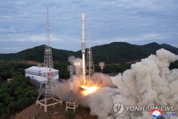 북한 조선중앙통신이 지난달 31일 북한 평안북도 철산군 동창리 발사장에서 발사한 위성운반로켓 '천리마 1형'의 발사 장면을 공개했다. (사진=연합뉴스)