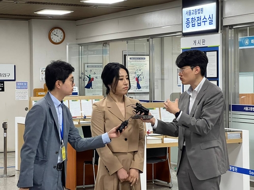 조성은 씨(가운데)가 3일 서울중앙지법에서 열린 고발사주 재판에 출석하면서 기자들의 질문에 답하고 있다. (사진=연합뉴스)