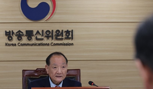 김효재 방송통신위원장 직무대행이 7일 과천 방송통신위원회에서 열린 전체회의에서 발언하고 있다 (사진=연합뉴스)