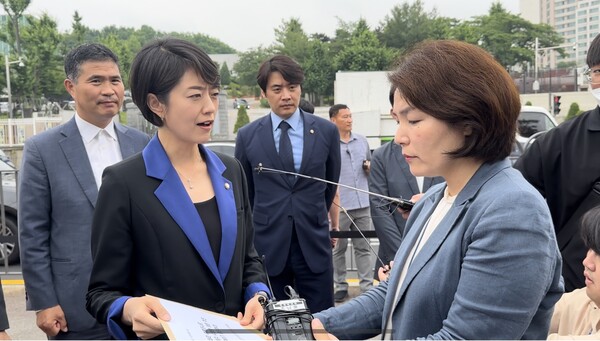 고민정 민주당 언론자유특위 위원장이 '항의 서한'을 전희경 대통령실 정무1비서관에게 전달하고 있다. (사진=미디어스)