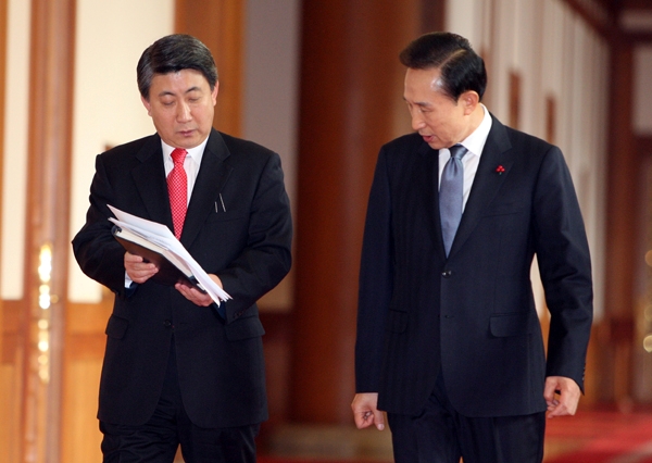 2009년 당시 이명박 대통령이 이동관 청와대 홍보수석에게 보고를 받는 모습 (사진=연합뉴스)