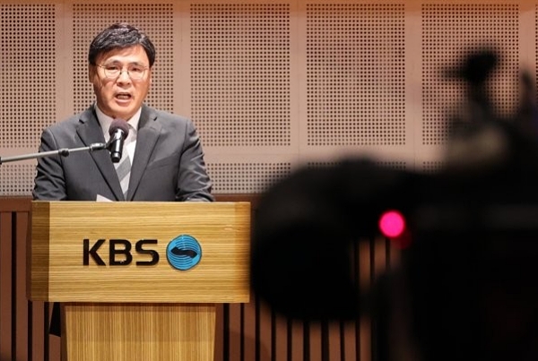 김의철 KBS 사장이 8일 오전 서울 여의도 KBS 아트홀에서 수신료 분리 징수 권고와 관련한 KBS의 입장을 밝히고 있다 (사진=연합뉴스)