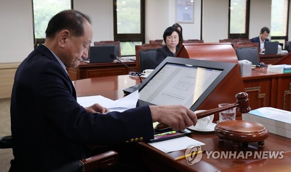 김효재 방송통신위원장 직무대행이 7일 과천 방송통신위원회에서 열린 전체회의에서 개회를 알리며 의사봉을 두드리고 있다.(연합뉴스)
