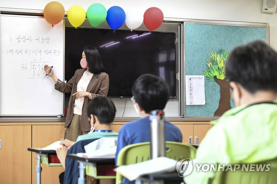 지난해 5월 2일 서울의 한 초등학교 학생들이 수업을 듣고 있다. [연합뉴스 자료사진]
