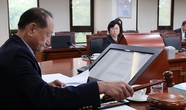 김효재 방송통신위원장 직무대행이 7일 과천 방송통신위원회에서 열린 전체회의에서 개회를 알리며 의사봉을 두드리고 있다 (사진=연합뉴스)