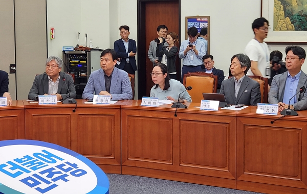19일 국회 본관에서 열린 민주당-언론단체 '윤석열 정권 언론장악 저지' 긴급간담회. (왼쪽부터) 이완기 새언론포럼 회장, 윤창현 언론노조 위원장, 신미희 민주언론시민연합 사무처장, 이창현 국민대 교수, 강성원 언론노조 KBS본부장 (사진=미디어스)