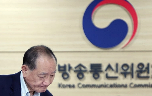 김효재 방송통신위원장 직무대행이 21일 오전 과천 방송통신위원회에서 열린 전체회의에 참석하고 있다 (사진=연합뉴스)