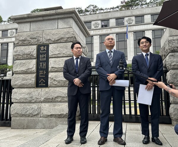 김덕재 KBS 부사장이 21일 헌법재판소 앞에서 방송법 시행령 개정절차 집행정지 가처분 신청에 대한 입장을 밝히고 있다.(사진=미디어스)