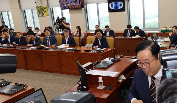 22일 국회 과학기술정보방송통신위원회 전체회의에서 야당 의원들이 산회 선포 후 퇴장하는 박성중 의원을 바라보고 있다. 회의는 여당 간사인 박성중 의원이 장제원 위원장을 대신해 진행했다. 이날 회의에 다른 국민의힘 의원들은 불참했다 (사진=연합뉴스)