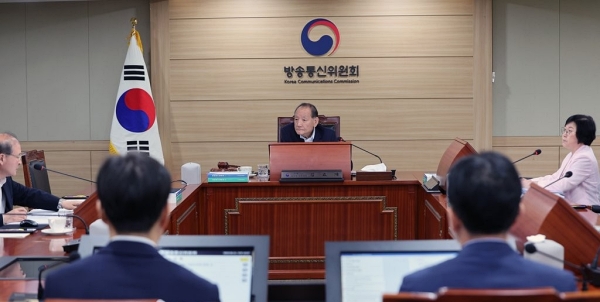 김효재 방송통신위원장 직무대행이 21일 오전 과천 방송통신위원회에서 열린 전체회의를 주재하는 모습 (사진=연합뉴스)