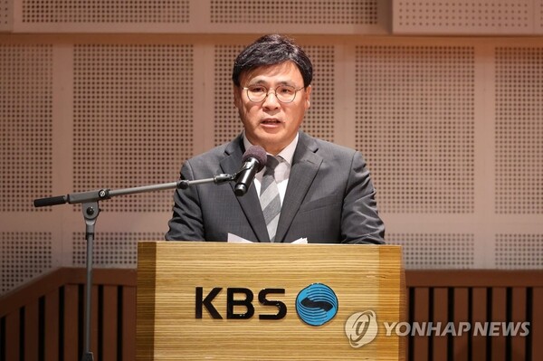 김의철 KBS 사장이 8일 여의도 KBS아트홀에서 열린 기자간담회에서 입장을 발표하고 있다.(연합뉴스)