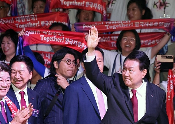  윤석열 대통령이 28일 서울 중구 장충체육관에서 열린 한국자유총연맹 창립 제69주년 기념식에 입장하며 손을 들어 인사하고 있다 (사진=연합뉴스)