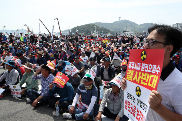 완도군 어업인들이 23일 오전 전남 완도군 완도항에서 후쿠시마 원전 오염수 방류를 반대하는 집회를 하고 있다.(사진=연합뉴스)