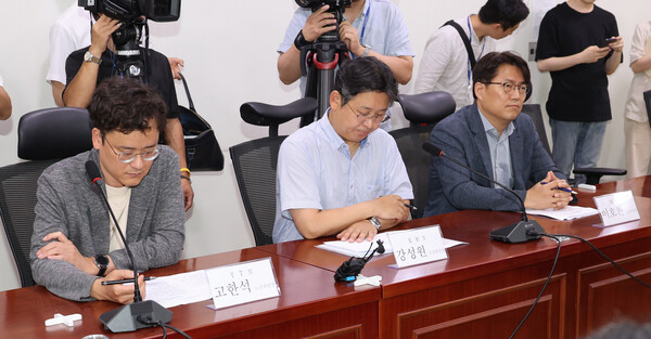 고한석 YTN 노조위원장(왼쪽부터), 강성원 KBS 노조위원장, 이호찬 MBC 노조위원장이 3일 오후 서울 여의도 국회 의원회관에서 열린 '윤석열정권 언론장악저지 야4당 공동대책위원회 긴급 간담회'에 참석해 있다.(사진=연합뉴스)