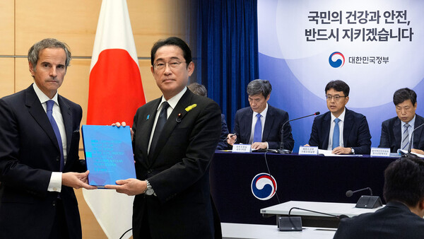 라파엘 그로시 국제원자력기구(IAEA) 사무총장(왼쪽)이 4일 일본 도쿄 총리관저에서 기시다 후미오 총리에게 후쿠시마 원전 오염수 최종 보고서를 전달하고 있다. (사진=연합뉴스