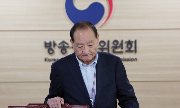 김효재 방송통신위원장 직무대행이 5일 오전 과천 방송통신위원회에서 열린 전체회의에 참석하고 있다.방송통신위원회는 이날 TV수신료를 전기요금에서 따로 떼어 징수하는 내용의 방송법 시행령 개정안을 의결했다. (사진=연합뉴스)