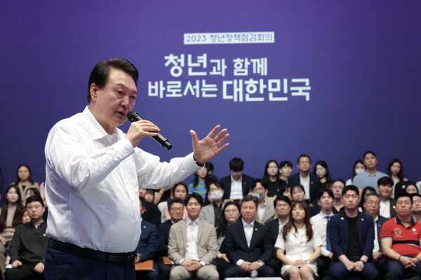 윤석열 대통령이 6일 서울 서초구 플로팅아일랜드 컨벤션홀에서 열린 청년정책 점검회의에서 발언하고 있다. (사진=연합뉴스)