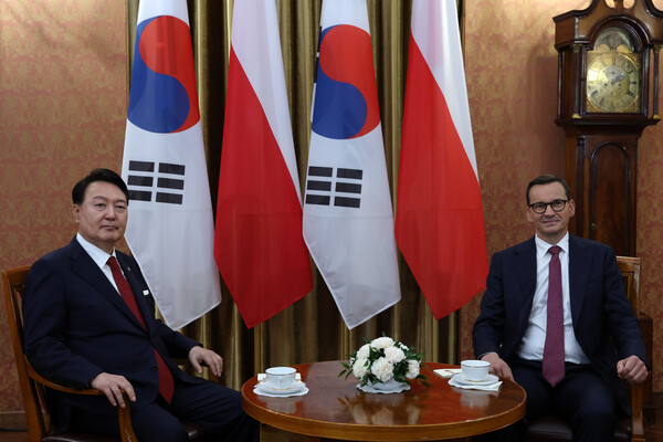 폴란드를 공식 방문 중인 윤석열 대통령이 13일(현지시간) 바르샤바 총리실에서 마테우슈 모라비에츠키 폴란드 총리와 환담하고 있다(사진=연합뉴스)