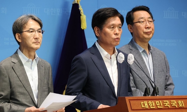 국회 과학기술정보방송통신위원회 더불어민주당 조승래 의원(가운데), 정필모 의원(왼쪽), 윤영찬 의원(오른쪽). (사진=연합뉴스) 