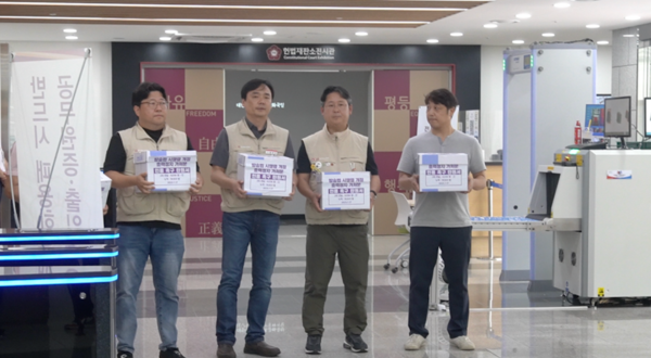 17일 윤창현 언론노조 위원장, 강성원 KBS본부장, 박유준 EBS지부장 등이 헌재에 2차 '방송법 시행령 개정 효력정지 가처분' 탄원서를 제출하고 있다.(사진=언론노조)