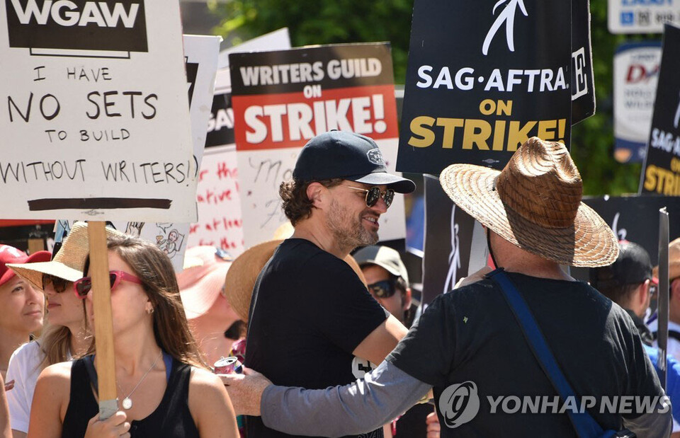 파업 시위 벌이는 할리우드 배우·작가들(AFP=연합뉴스)