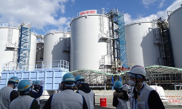 도쿄전력 관계자들이 지난 2일 후쿠시마 제1원자력발전소에서 외신 기자들에게 오염수 저장탱크를 설명하고 있다.(사진=연합뉴스)