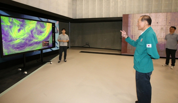 김효재 방통위원장 직무대행이 21일 SBS 목동 사옥에서 재난방송 대응상황을 점검하는 모습 (사진=방송통신위원회)